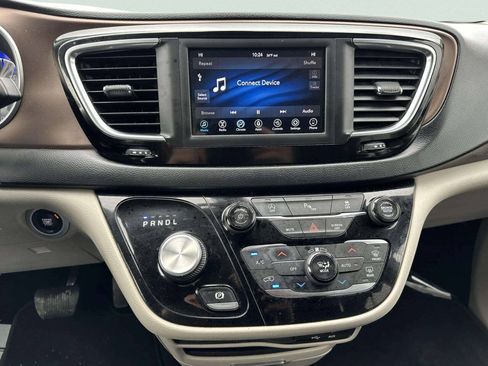 Used 2019 Chrysler Pacifica Touring-L FWD image 30