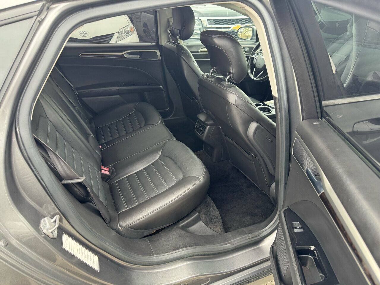 Used 2014 Ford Fusion SE w/ Equipment Group 202A FWD image 17