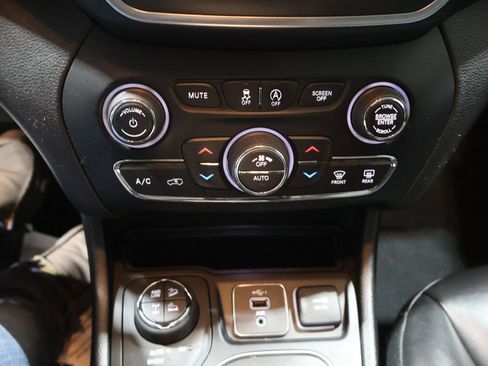 Used 2019 Jeep Cherokee Trailhawk w/ Cold Weather Group image 28