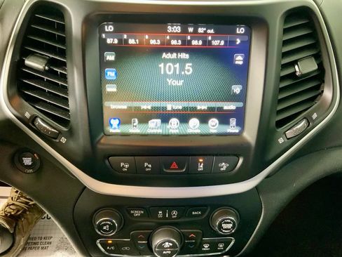 Used 2018 Jeep Cherokee Overland w/ Technology Group AWD/4WD image 22