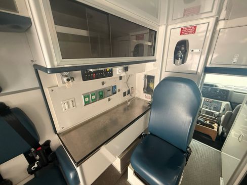 Used 2017 Ford E-450 and Econoline 450 Super Duty w/ Ambulance Prep Package image 10