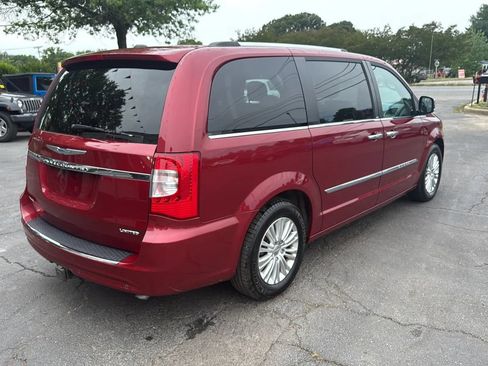Used 2014 Chrysler Town & Country Limited w/ Luxury Group FWD image 6