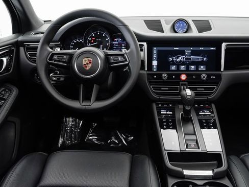 Used 2025 Porsche Macan image 17