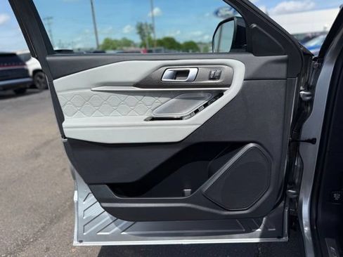 Used 2025 Ford Explorer Platinum w/ LUX Leather Package AWD/4WD image 12