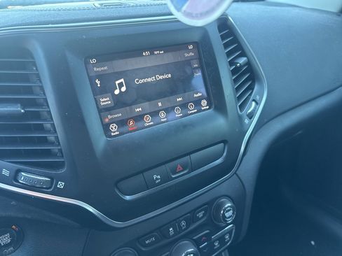 Used 2019 Jeep Cherokee Latitude Plus w/ Comfort/Convenience Group image 14