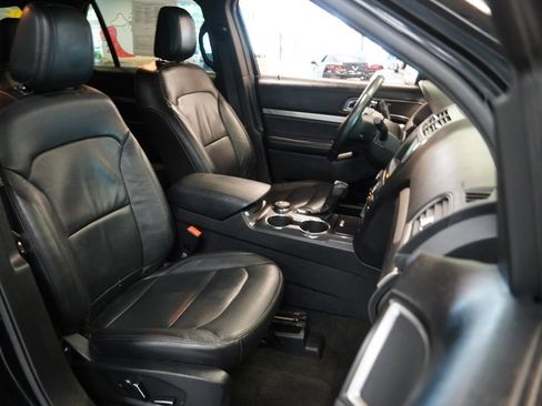 Used 2018 Ford Explorer XLT w/ Equipment Group 202A AWD/4WD image 33