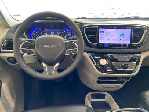 Used 2024 Chrysler Pacifica Touring-L FWD image 23