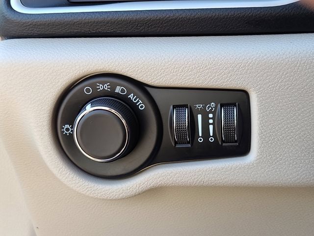 Used 2023 Chrysler Voyager LX FWD image 18