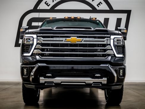 Used 2024 Chevrolet Silverado 2500 High Country w/ High Country Premium Package AWD/4WD image 4