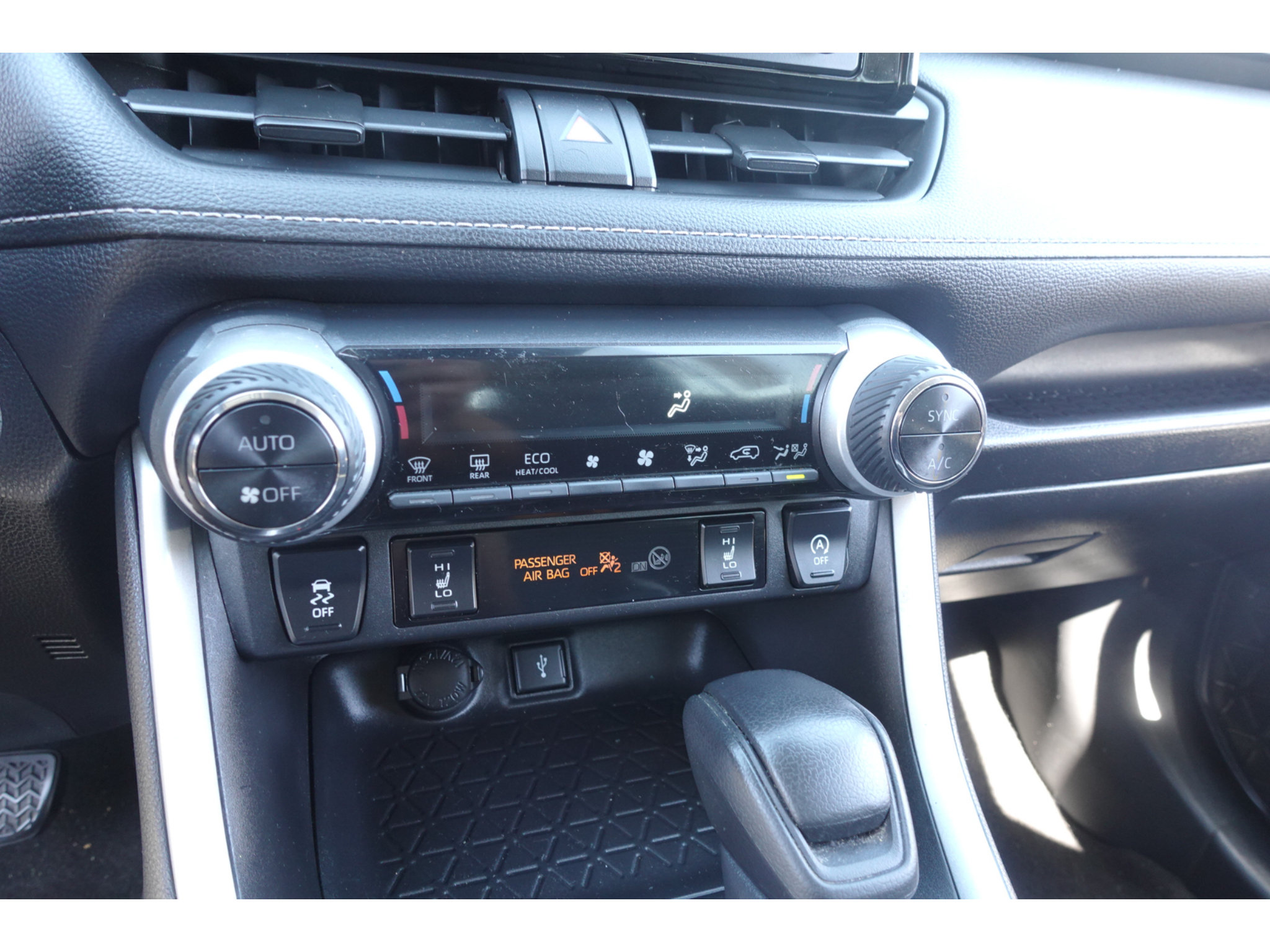 Used 2021 Toyota RAV4 XLE w/ XLE Grade Weather Package FWD image 18