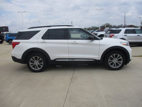 Used 2022 Ford Explorer XLT w/ Equipment Group 202A AWD/4WD image 7