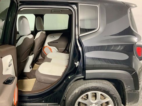 Used 2017 Jeep Renegade Latitude w/ Popular Equipment Group image 26