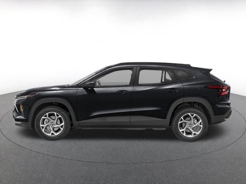 Used 2025 Chevrolet Trax LT FWD image 3