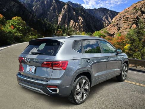 Used 2024 Volkswagen Taos SE w/ Panoramic Sunroof Package AWD/4WD image 3
