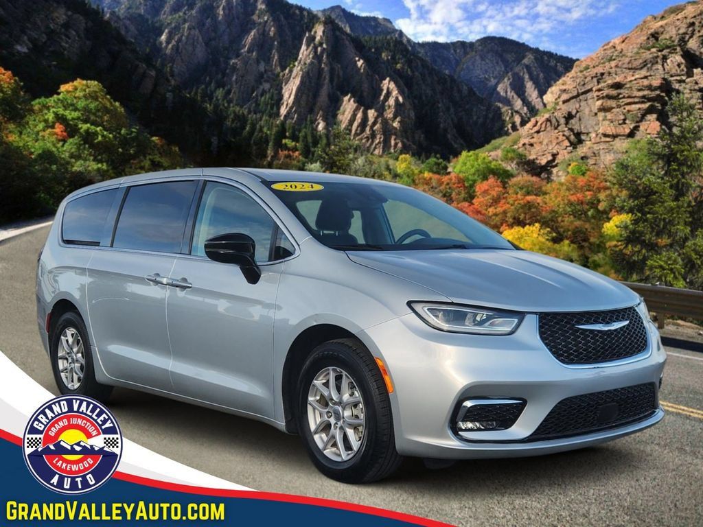 Used 2024 Chrysler Pacifica Touring-L FWD image 1