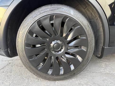 Used 2021 Tesla Model Y Long Range image 13