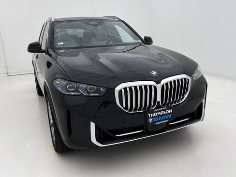 Used 2024 BMW X5 xDrive40i w/ Premium Package AWD/4WD image 3