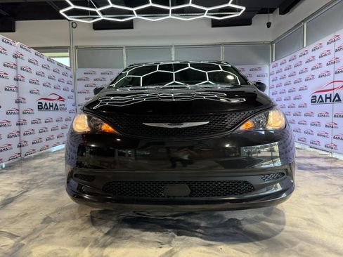 Used 2023 Chrysler Voyager LX image 3