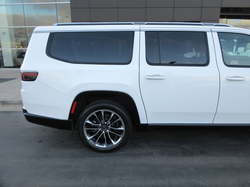 Used 2023 Jeep Wagoneer L Series III w/ Premium Group I image 12