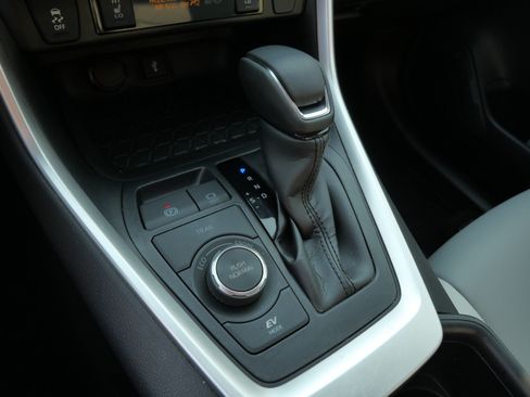 Certified 2022 Toyota RAV4 XLE Premium AWD/4WD image 25