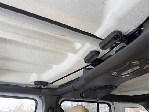 Used 2019 Jeep Wrangler Unlimited Sahara image 32