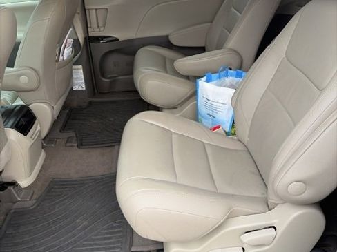 Used 2017 Toyota Sienna XLE w/ XLE Navigation Package image 3