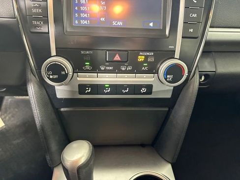 Used 2014 Toyota Camry SE image 22