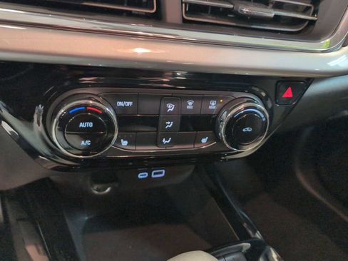 Used 2025 Chevrolet Trax LT w/ LT Convenience Package image 19