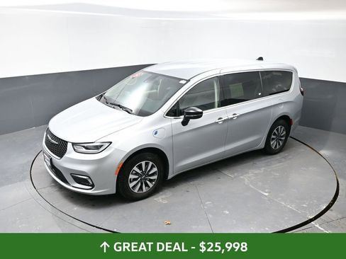 Used 2024 Chrysler Pacifica Limited FWD image 46