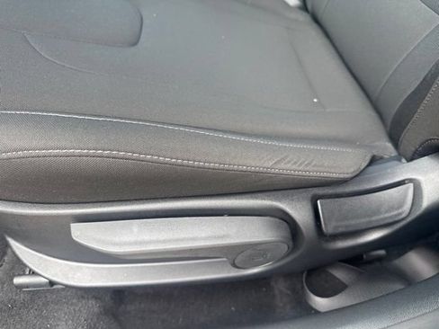 Used 2025 Hyundai Elantra SEL FWD image 13