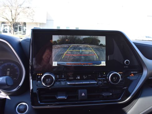 Used 2024 Toyota Highlander Limited image 19