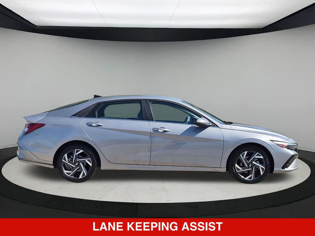 Used 2025 Hyundai Elantra SEL FWD image 8