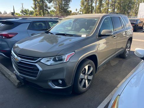 Used 2020 Chevrolet Traverse LT w/ LT Premium Package AWD/4WD image 2
