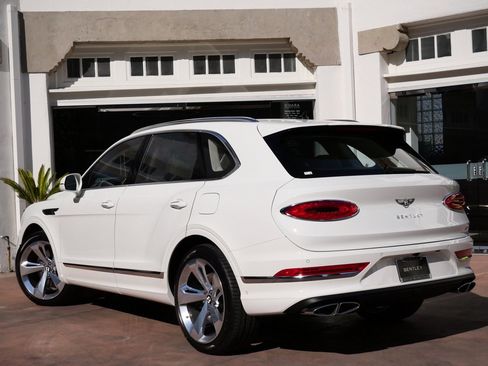 New 2025 Bentley Bentayga Plug-In Hybrid image 3