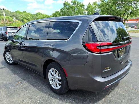 Used 2023 Chrysler Pacifica Touring-L FWD image 7