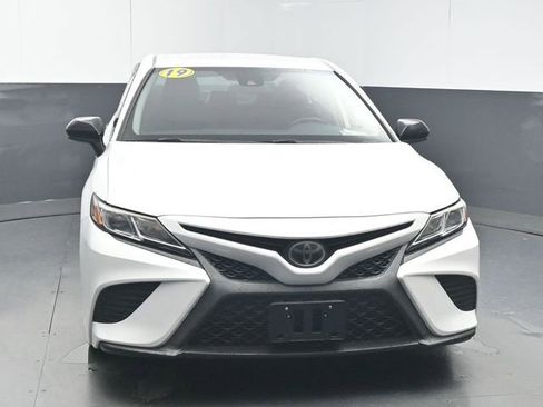 Used 2019 Toyota Camry SE image 3