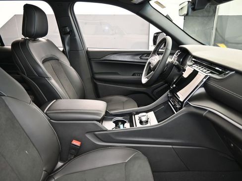 Used 2025 Jeep Grand Cherokee Altitude image 45