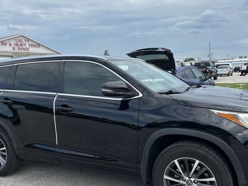 Used 2017 Toyota Highlander XLE AWD/4WD image 12
