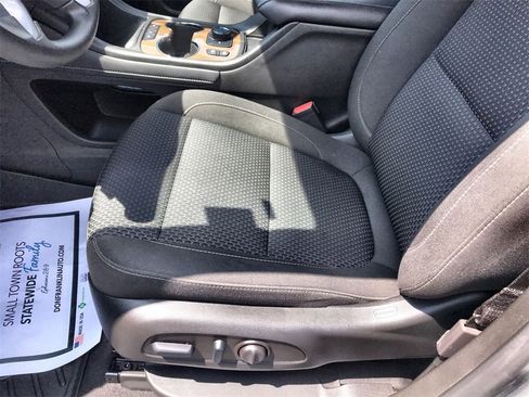 Used 2023 GMC Acadia SLE w/ Driver Convenience Package image 12