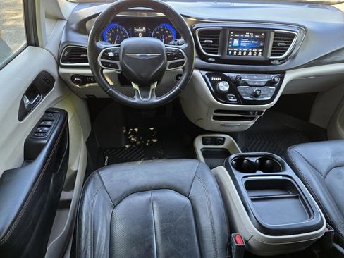 Used 2020 Chrysler Pacifica Touring-L FWD image 10