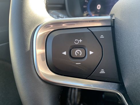 Used 2025 Volvo XC40 B5 Core image 19