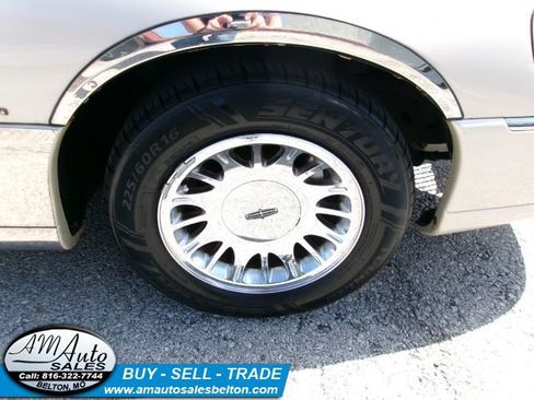 Used 2000 Lincoln Town Car Cartier RWD image 17