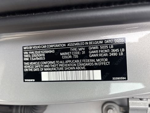 Used 2025 Volvo XC40 B5 Plus image 35