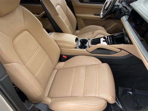Used 2024 Porsche Cayenne image 10