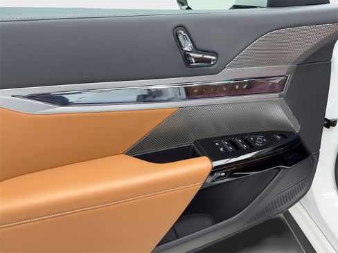 Used 2023 BMW 740i image 39