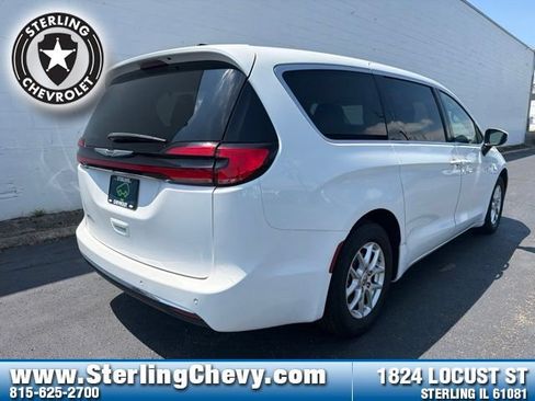 Used 2023 Chrysler Pacifica Touring-L FWD image 5