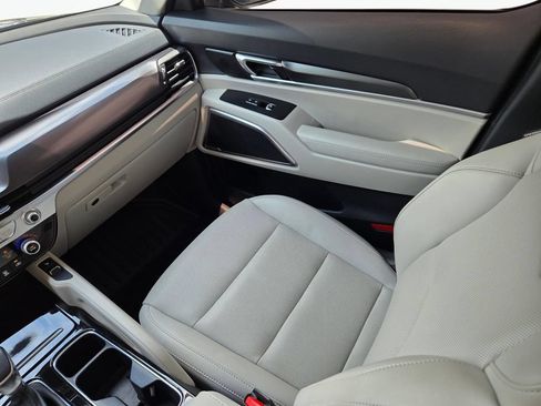 Used 2025 Kia Telluride S FWD image 21