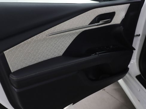 Used 2025 Toyota Camry XLE w/ Premium Plus Package image 23