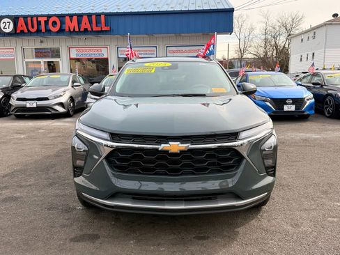 Used 2025 Chevrolet Trax LT image 3