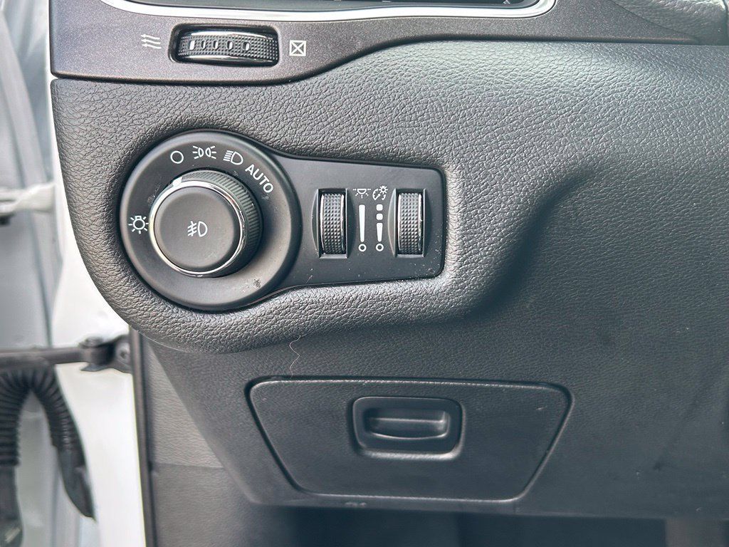 Used 2022 Jeep Cherokee Trailhawk AWD/4WD image 16